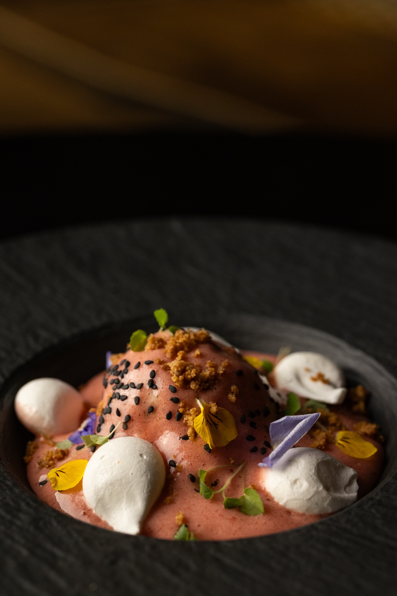 Dessert fraise meringue et fleurs