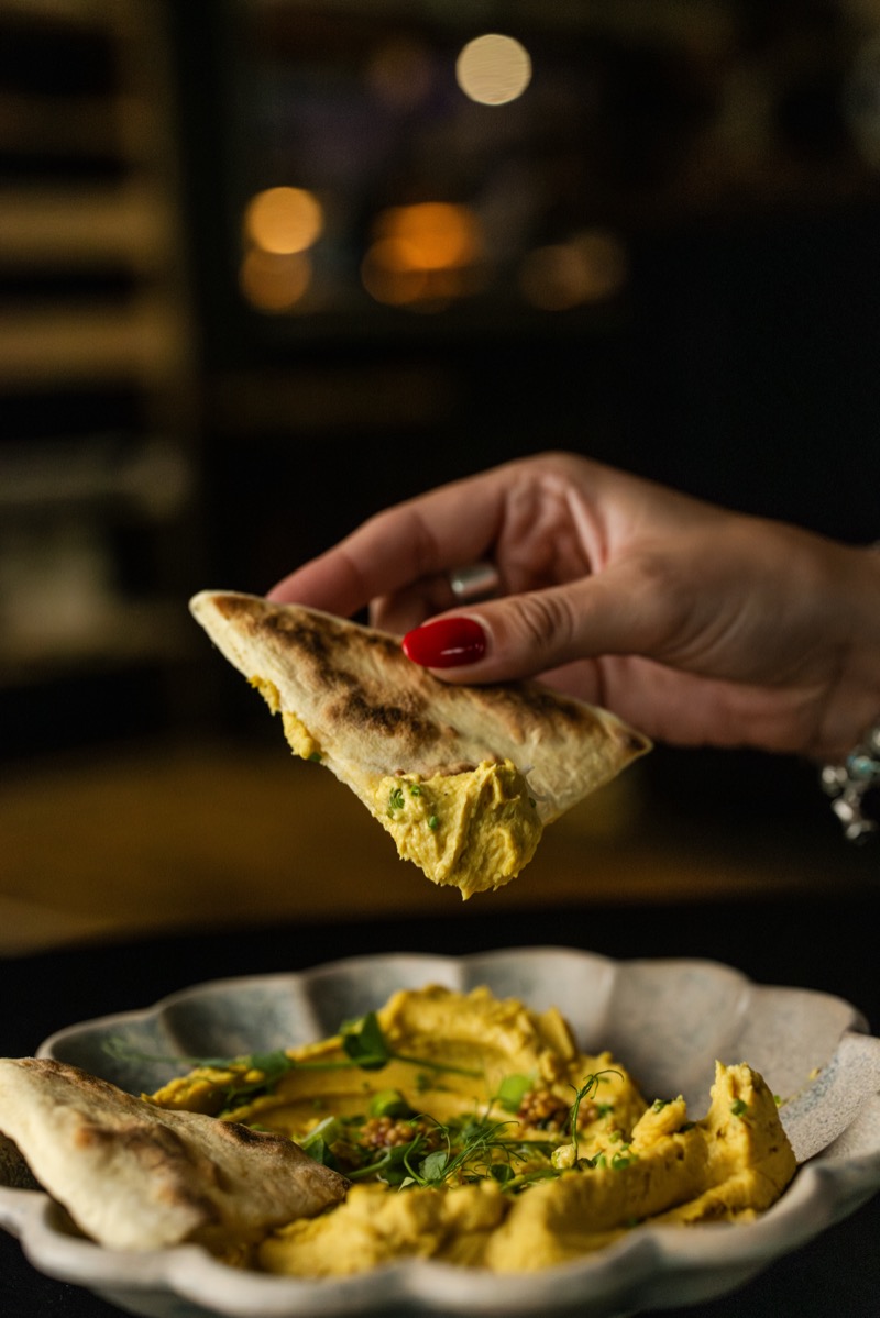 Houmous et pain naan du restaurant L'Arrosoir