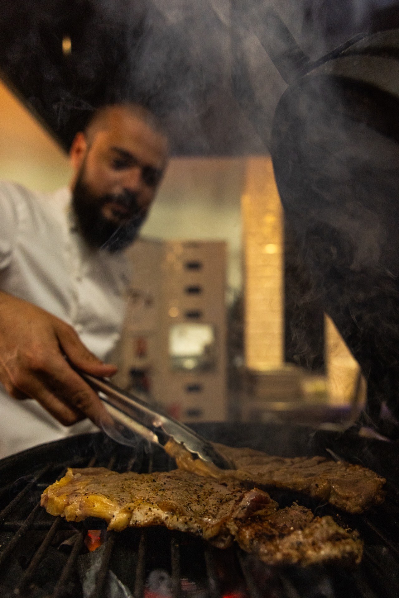 Le chef grille une piece de viande