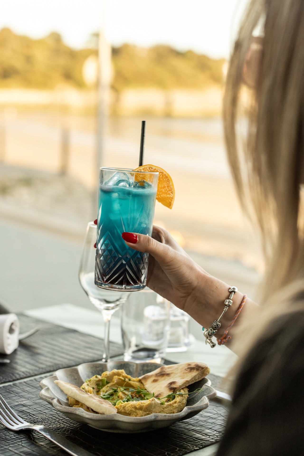 Cocktail bleu face a l'ocean