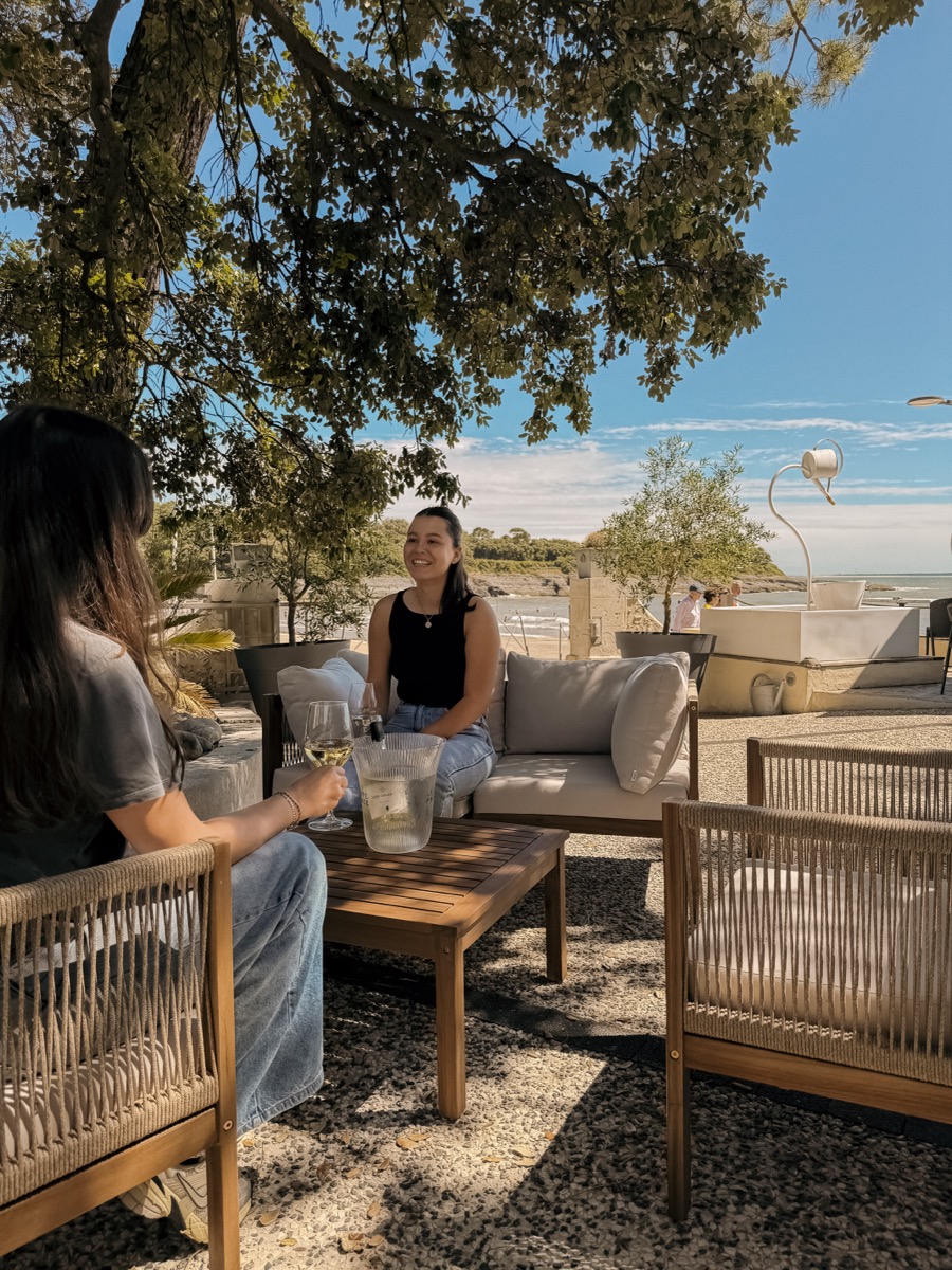 Deux amies profitant de la terrasse face à la plage
