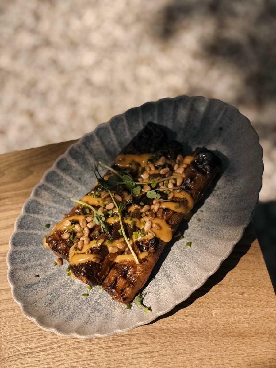 Aubergine grillée, sauce miso et pignons de pin