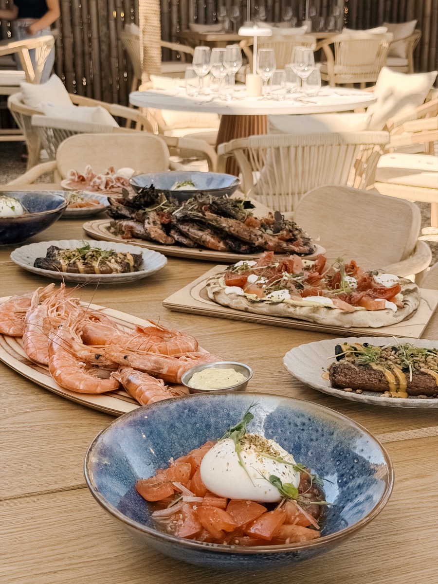 Buffet de plats grillés et frais sur la table