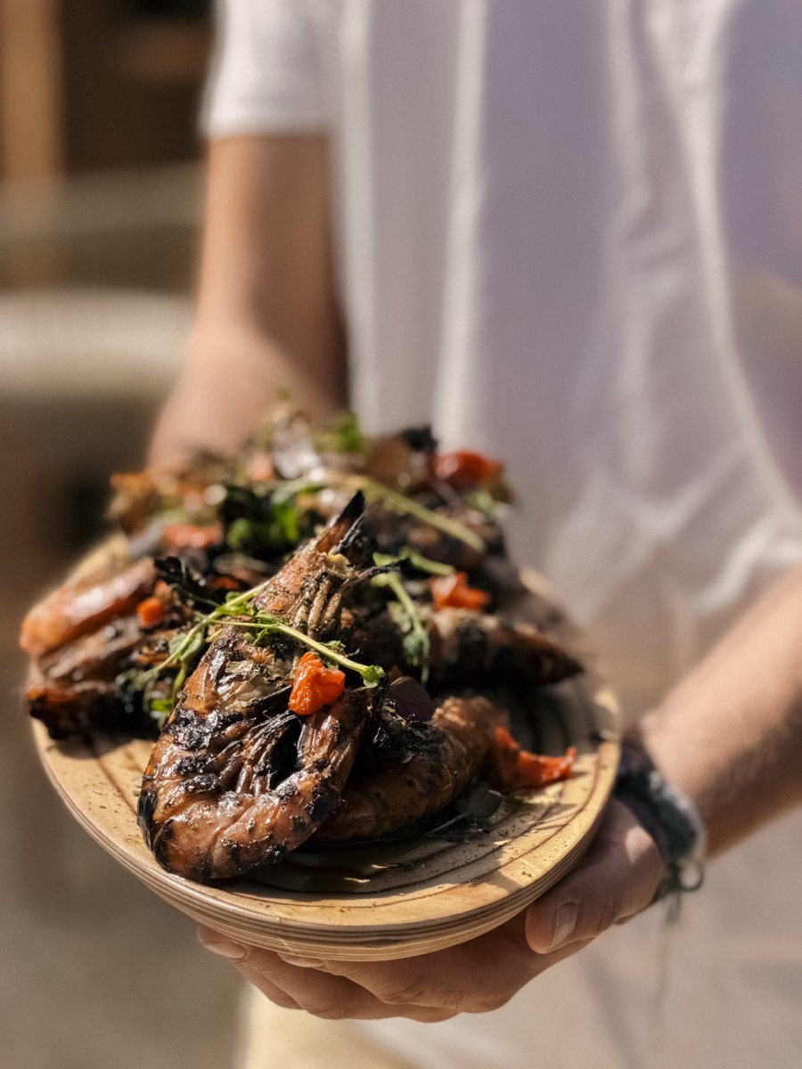 Crevettes grillées au feu servies par le chef