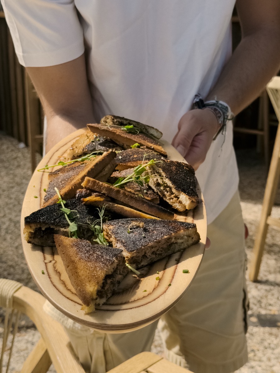 Croque grillé au feu de bois servi sur planche