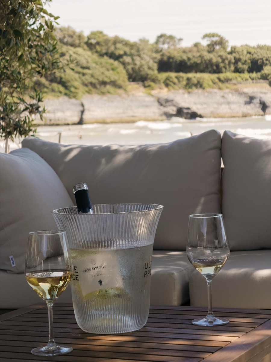 Apéritif vin blanc face à la plage de Nauzan