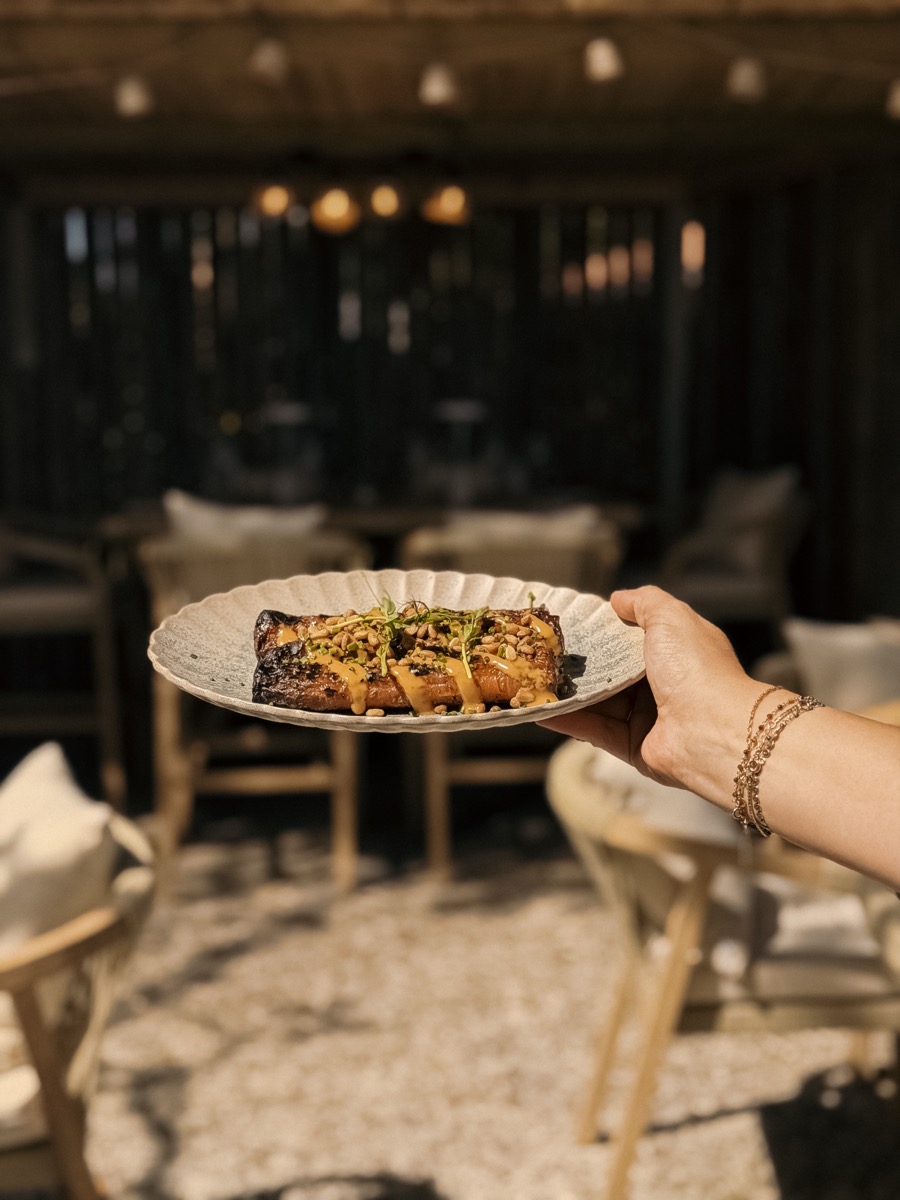 Plat signature servi devant la terrasse de la Pergola