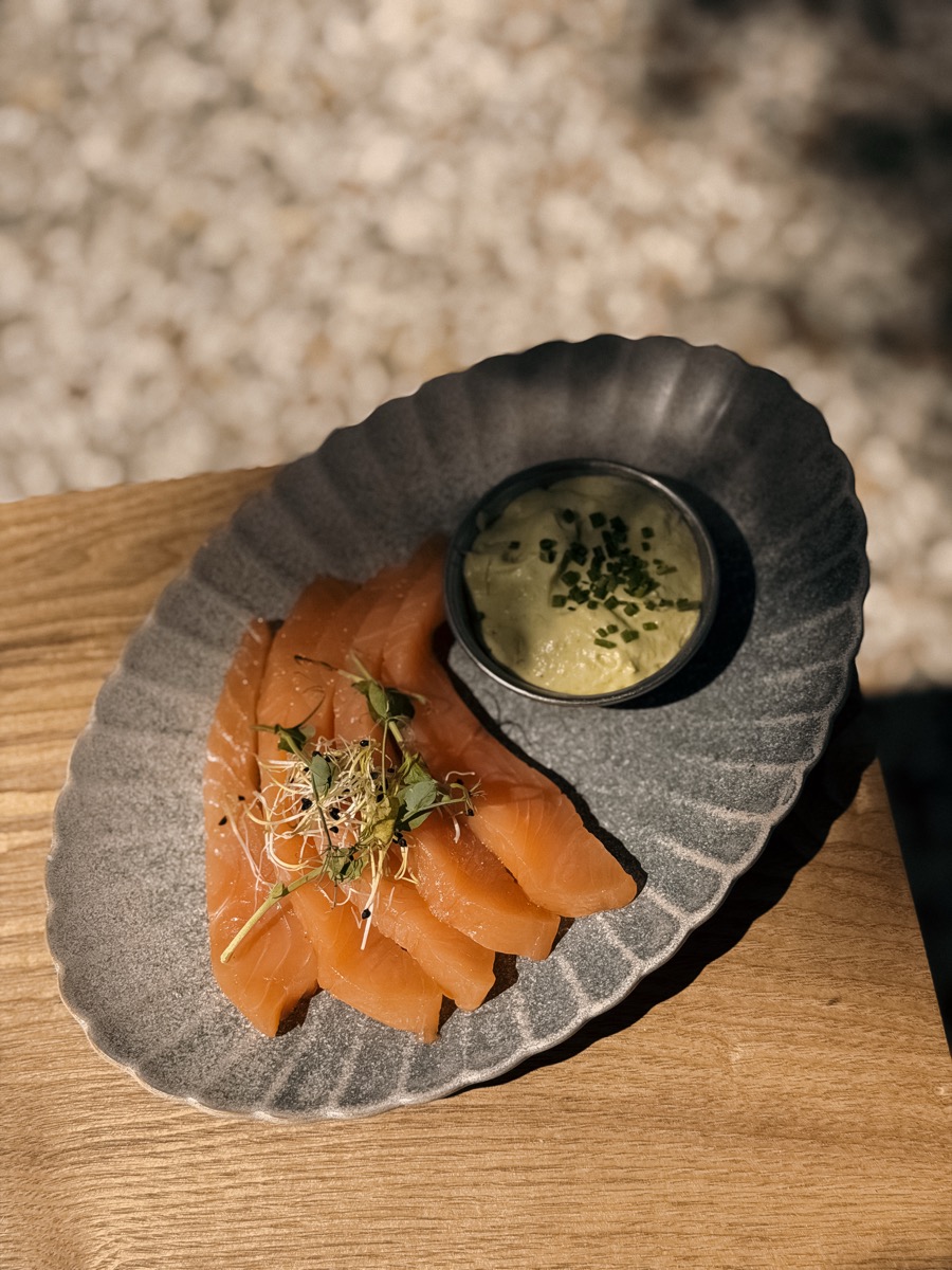 Saumon frais présenté dans une assiette artisanale