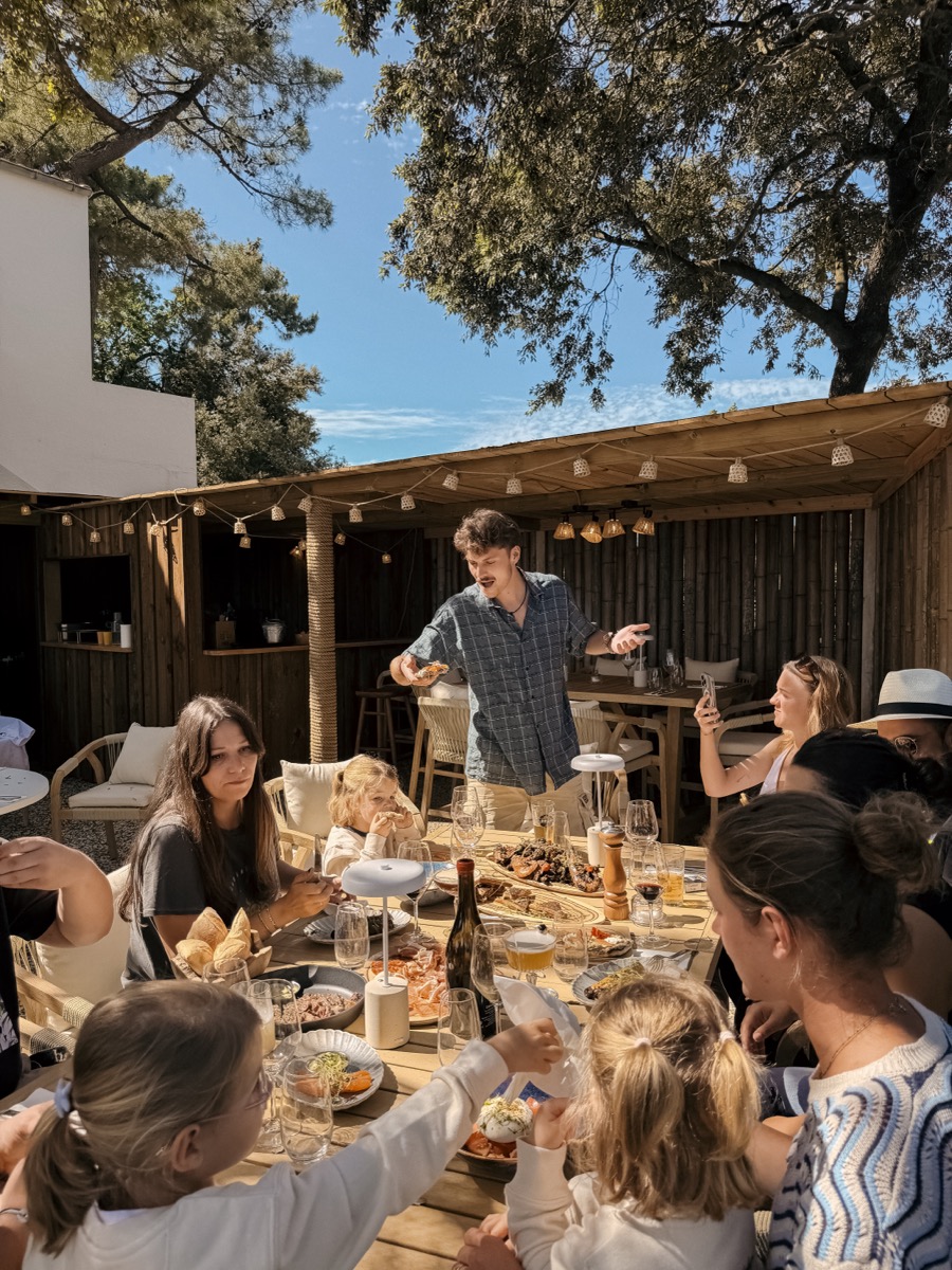 Grande tablée conviviale entre amis à la Pergola