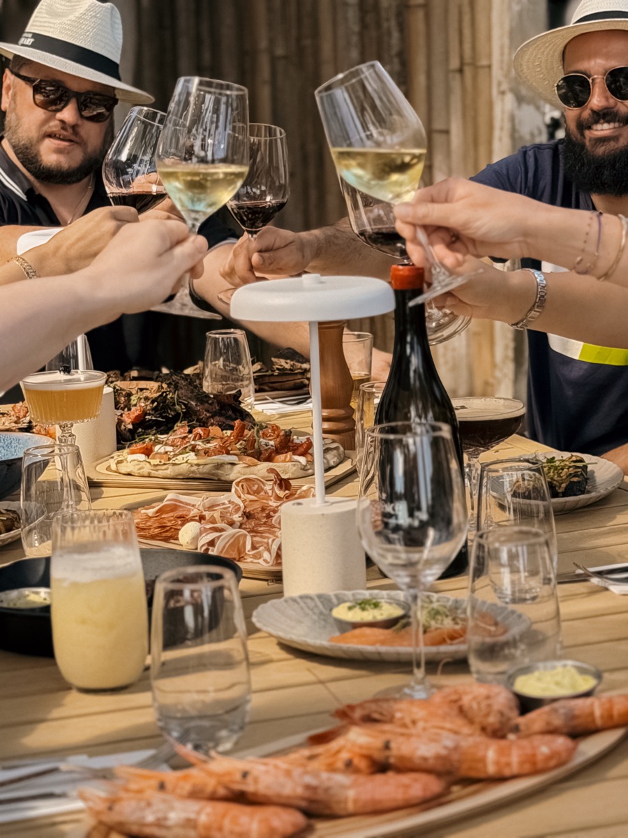 Trinquer de près entre amis autour des plats