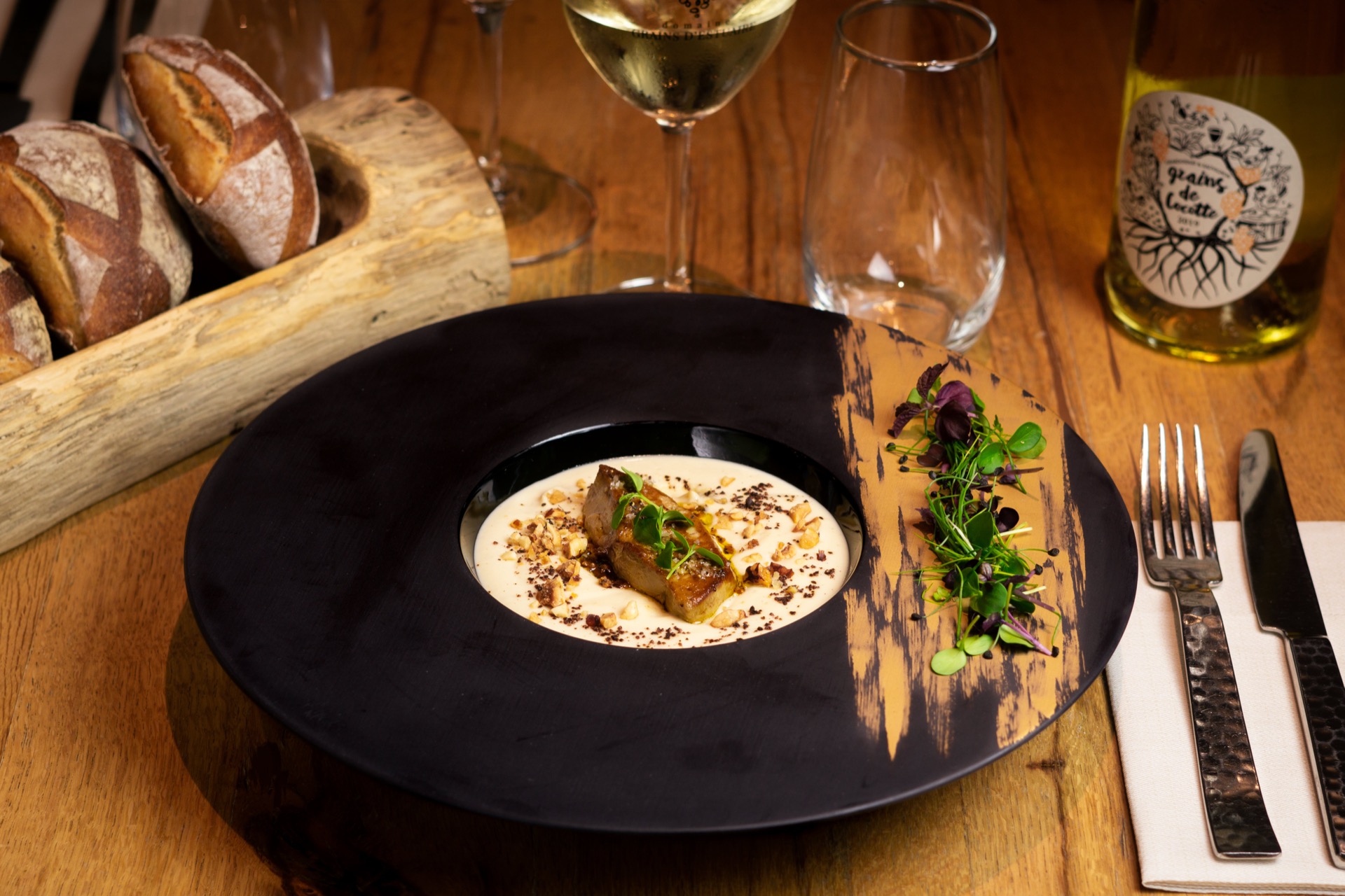 Plat dresse sur table en bois avec vin